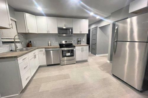 Modern 5br Ranch Home W/ Game Room & Fireplace