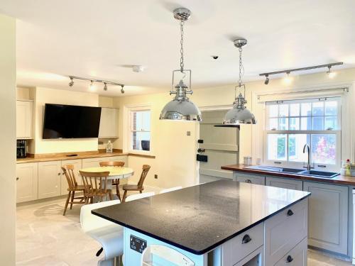 Stunning 6 Bedroom Farmhouse In Hellingly