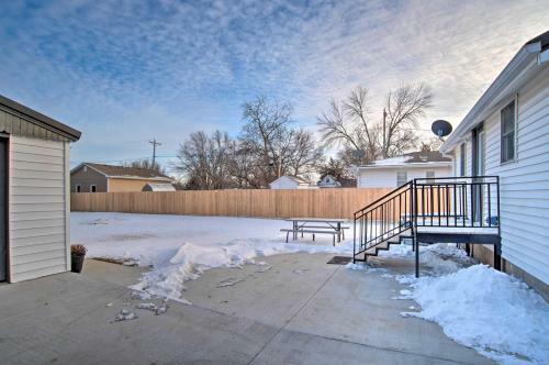 Charming Iowa Abode Near Knoxville Raceway!
