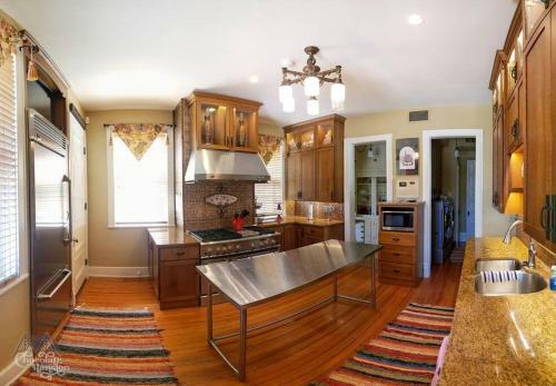 Bed & Breakfast Chocolate Mansion