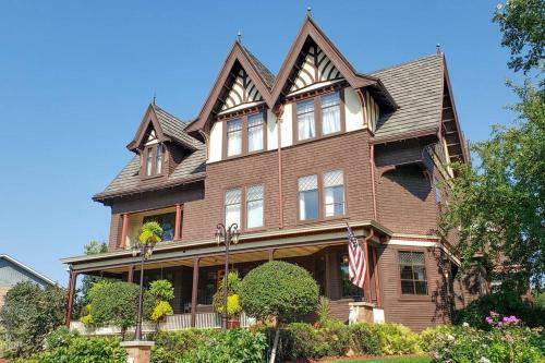 Bed & Breakfast Chocolate Mansion