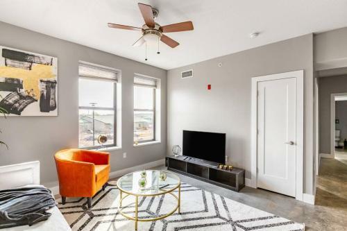Apartamento ?best 2bdr Loft! Restaurant Attached? Walk To Mass