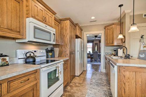 Pet-friendly Manhattan Escape With Fire Pit!