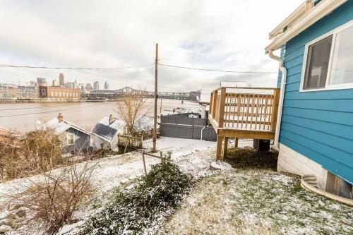 Cozy Riverfront Bungalow With Stunning Views