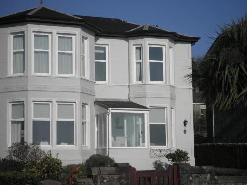 Hostal Douglas Park Guest House