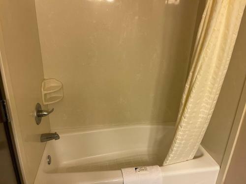Hotel Super 6 Inn & Suites