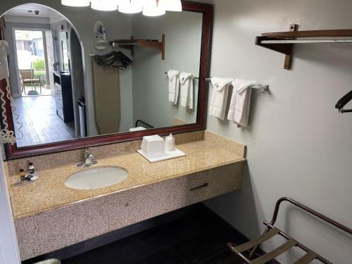 Hotel Super 6 Inn & Suites