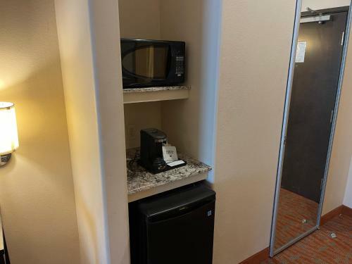 Hotel Super 6 Inn & Suites