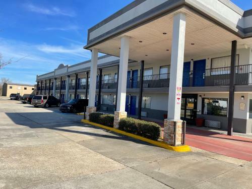 Hotel Super 6 Inn & Suites