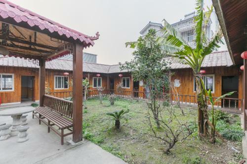 Floral Hotel Qihe Xiaozhu