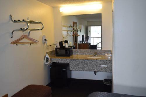 Hotel Value Inn - Livonia