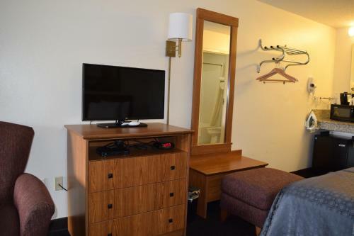Hotel Value Inn - Livonia