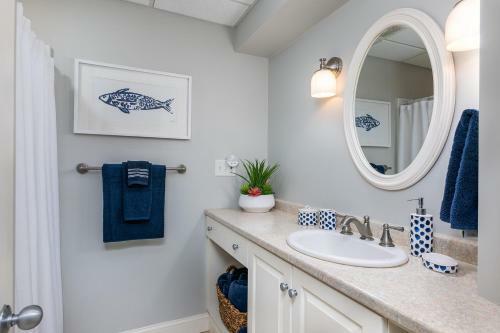 Beautiful Private Oasis - On The River's Edge