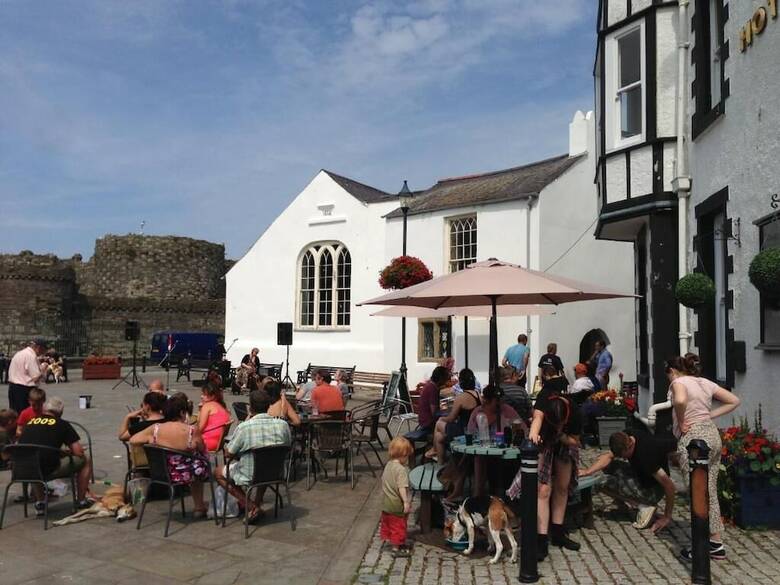 Hostal Castle Court
