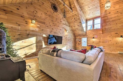 Gorgeous Cabin-style Home Near Rangeley Lake!