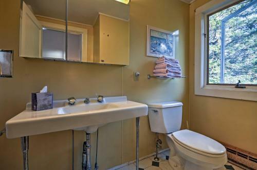 Charming Waterfront Winter Harbor Cottage With Views!