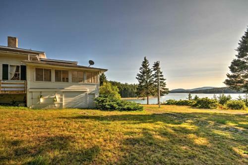 Charming Waterfront Winter Harbor Cottage With Views!