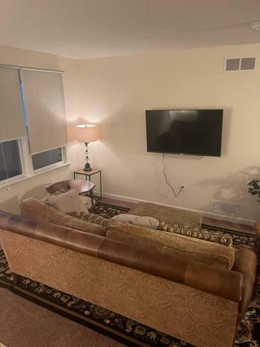 Entire Private Home - 2 Bedroom. Sleeps 3+