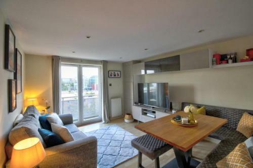 Luxury Modern Apartment With Stunning Balcony View