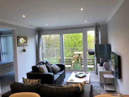Captivating 2-bed Villa In Millendreath Near Looe