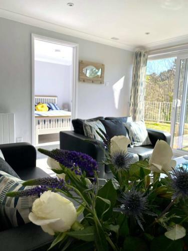 Captivating 2-bed Villa In Millendreath Near Looe