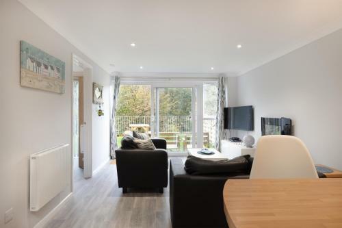 Captivating 2-bed Villa In Millendreath Near Looe