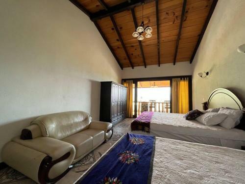 New ? 3 Spacious Bedrooms W/lake View And Garden