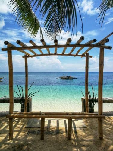 Apartamento One Beachfront Room In Daanbantayan With Stand Fan