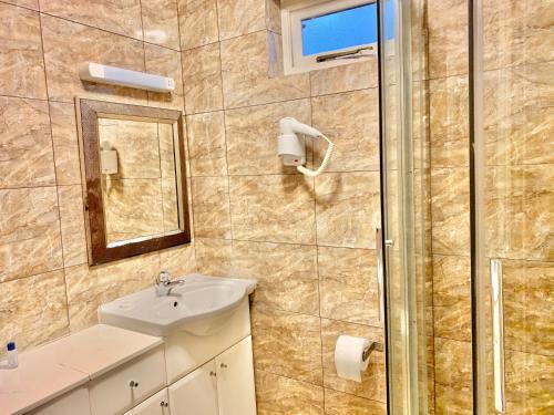 Hostal Luton Hotel Residence