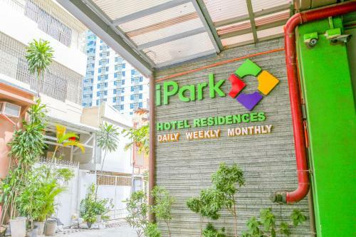 Vaccinated Staff - Oyo 442 Ipark Hotel