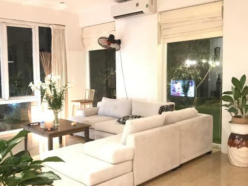 Villa Bi?t Th? 2 T?ng Hoa Trau