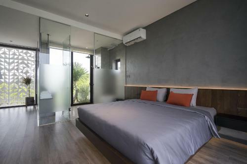 S-hill Villa H? Long