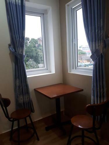 Hotel C?m T� C?u 27 L� H?ng Phong