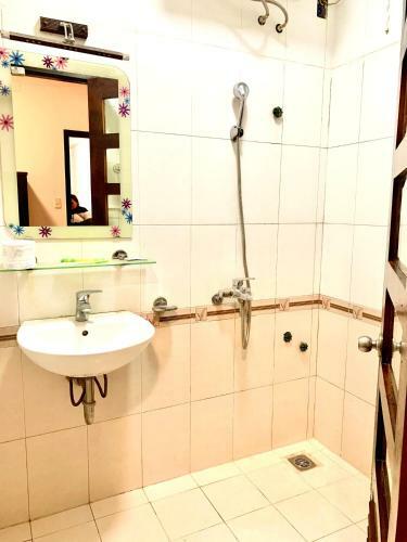 The Ritz Hotel - L� 29, Tr?n L�
