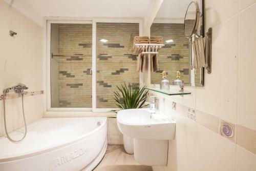 Luxury 2brs Apartment?lakeside?bigbalcony?fullfacilities?hottub