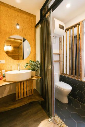 Apartamento Lotushomestayhanoi - Wood & White