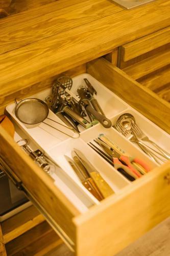 Apartamento Lotushomestayhanoi - Wood & White