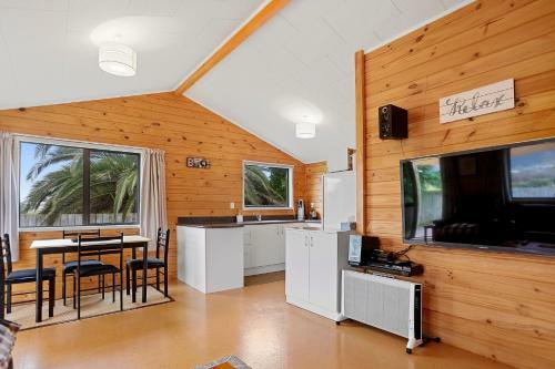 Relax Cabin - Waihi Beach Holiday Home