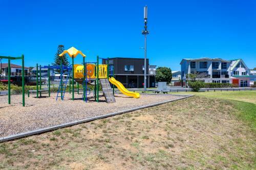 Sunset Sands - Light And Lofty, Seascape Views, Great For Families!