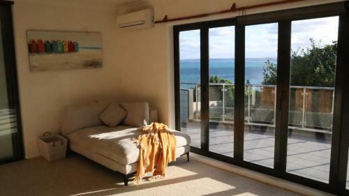 Luxury Holiday Home With Cliff Top Sea And City Views