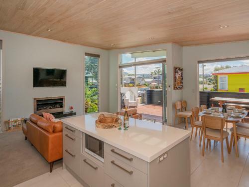 Castaway Bach - Whangamata Holiday Home