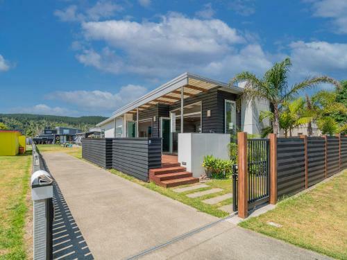 Castaway Bach - Whangamata Holiday Home