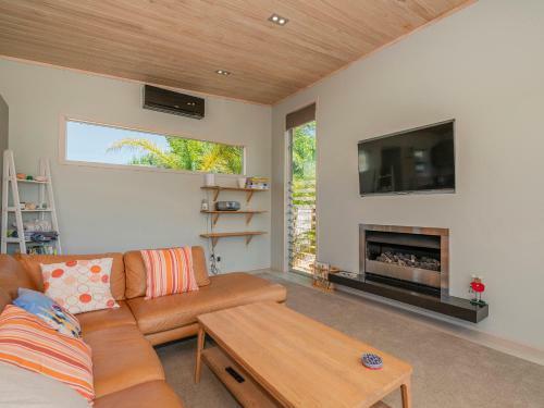 Castaway Bach - Whangamata Holiday Home