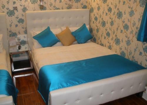 Hostal Crompton Guest House