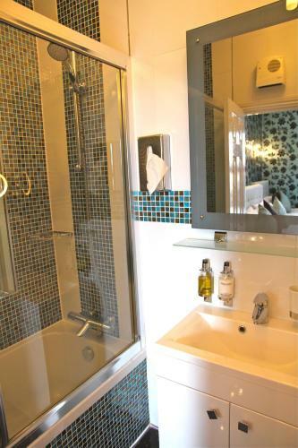Hostal Crompton Guest House