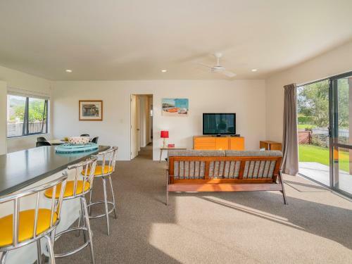Sunlight Bach - Whitianga Holiday Home