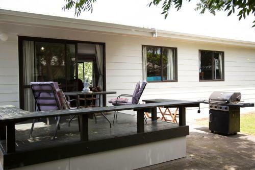 Papamoa Beach Bach