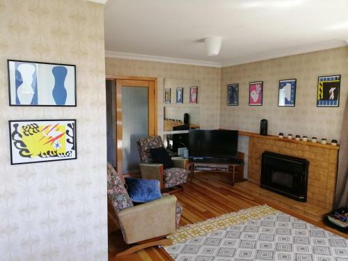 Super Central Cosy Greytown House With Garage