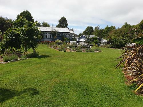Hostal Cabins On Tudor Bed & Breakfast