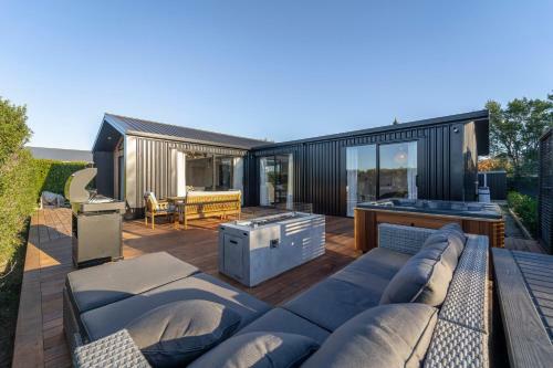 Black Barn Modern: Luxe Martinborough Escape